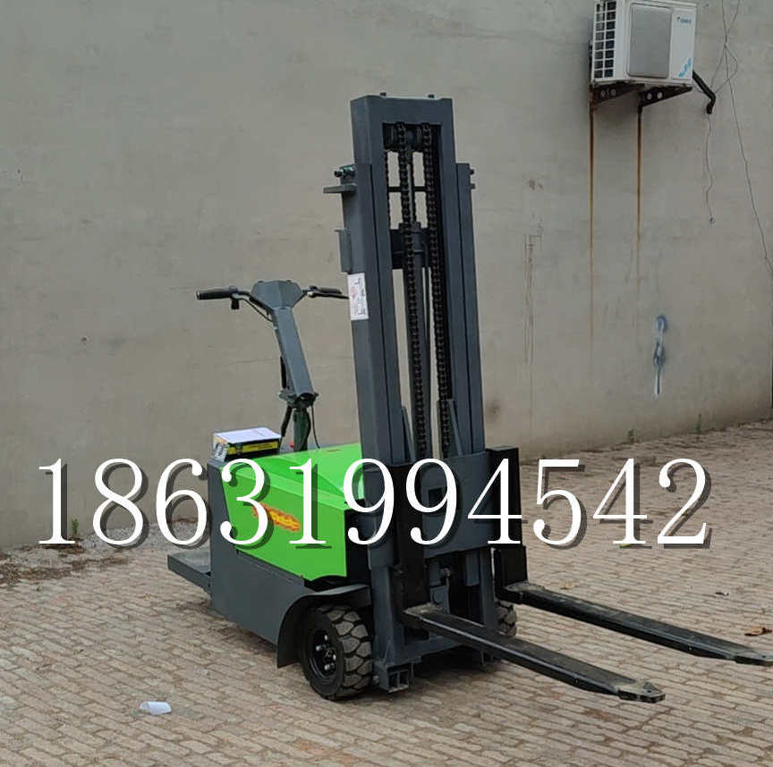 商都县优程全电动叉车插腿式堆高车液压装卸车1.5吨升高小型站驾式铲车