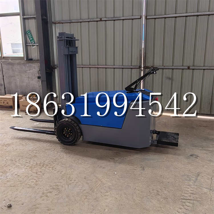 商都县全电动叉车插腿式堆高车液压装卸车1.5吨升高小型站驾式铲车